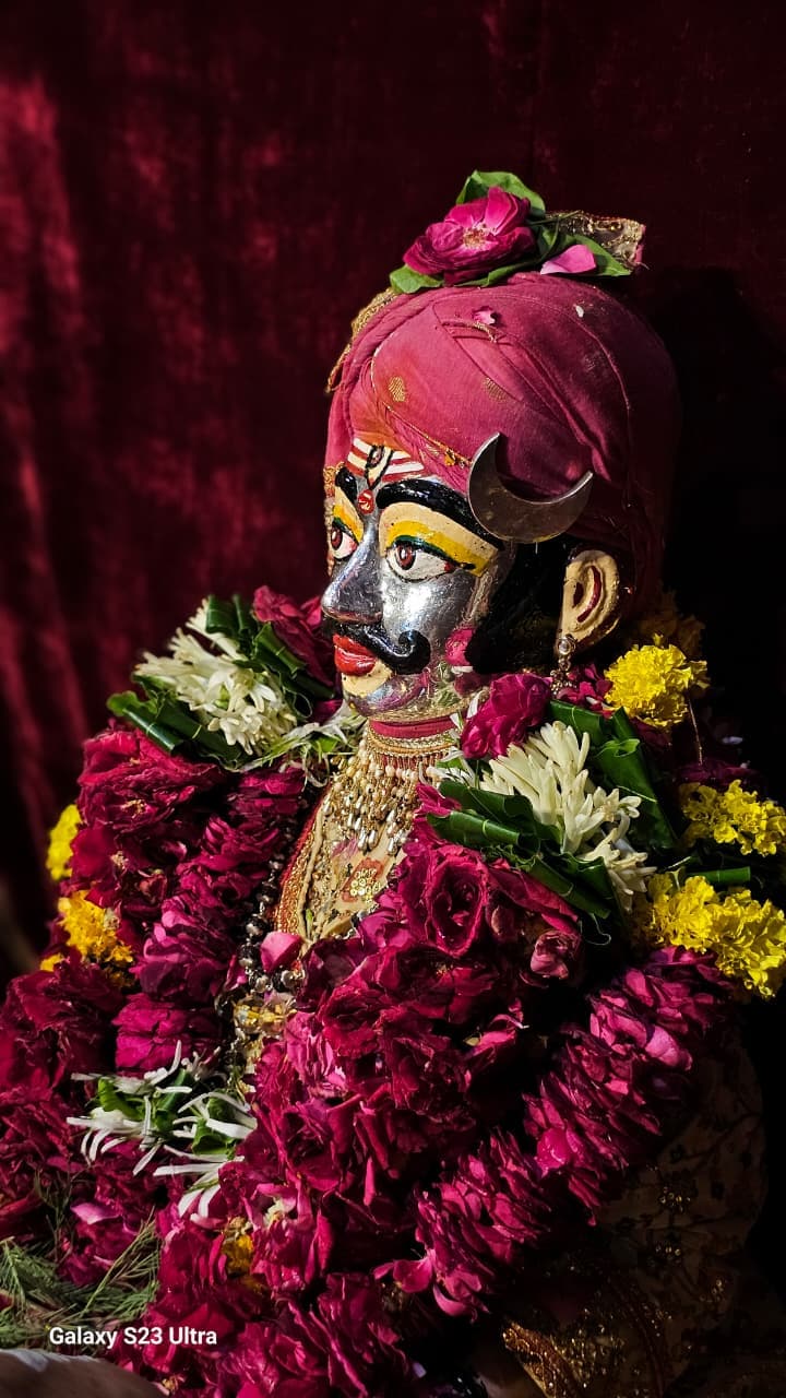 Experienced Pandit preparing for a Vedic ceremony